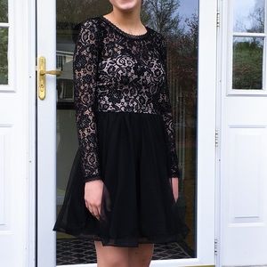 Open-Back Formal Black Long-Sleeve Lace Dress